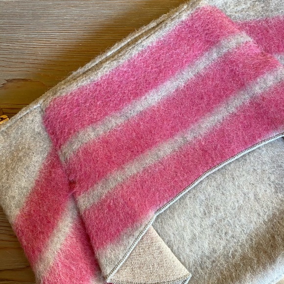 Gray and pink wool clutch - Picture 2 of 6